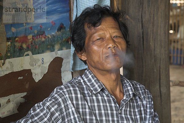 rauchen  rauchend  raucht  qualm  qualmend  qualmt  Außenaufnahme  Mann  freie Natur  Thailand