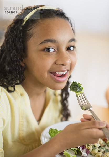 Abendessen  Portrait  essen  essend  isst  12-13 Jahre  12 bis 13 Jahre  Mädchen