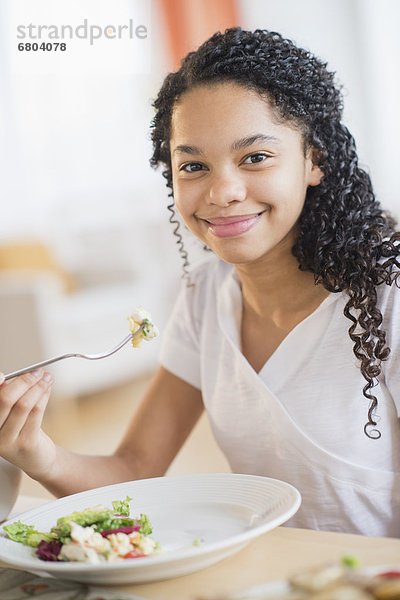 Abendessen  Portrait  essen  essend  isst  10-11 Jahre  10 bis 11 Jahre  Mädchen