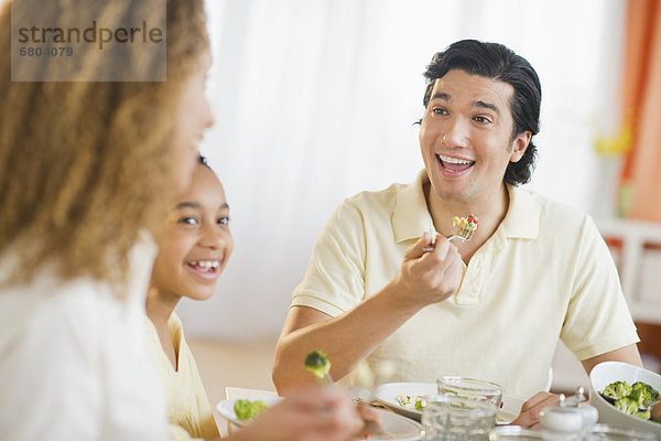 Abendessen  Menschliche Eltern  Tochter  essen  essend  isst  12-13 Jahre  12 bis 13 Jahre