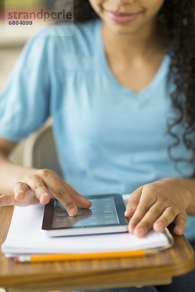 benutzen  Computer  Mittlerer Ausschnitt  12-13 Jahre  12 bis 13 Jahre  Mädchen  Tablet PC