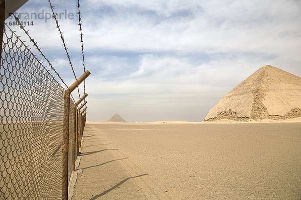 pyramidenförmig  Pyramide  Pyramiden  beugen  Hintergrund  Zaun  Metalldraht  Stacheldraht  Afrika  verbogen  Ägypten  Gise  Pyramide