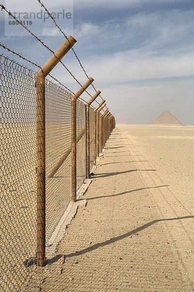 pyramidenförmig  Pyramide  Pyramiden  Hintergrund  Zaun  Metalldraht  Stacheldraht  Afrika  Ägypten  Gise  Pyramide