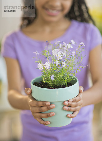 Blume  halten  Topfpflanze  10-11 Jahre  10 bis 11 Jahre  Mädchen