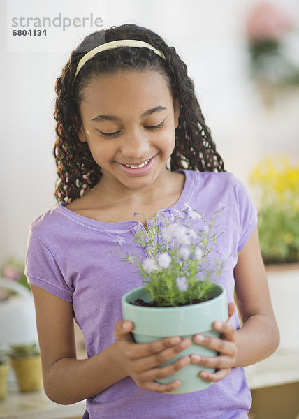 Blume  halten  Topfpflanze  10-11 Jahre  10 bis 11 Jahre  Mädchen