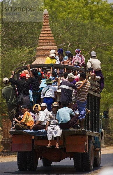 Mensch  Menschen  Menschengruppe  Menschengruppen  Gruppe  Gruppen  Lastkraftwagen  Myanmar  Südostasien