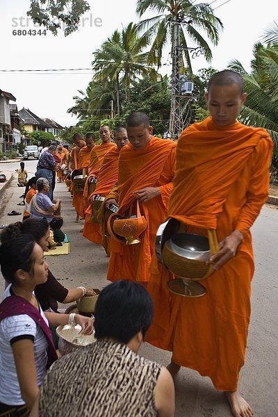 fünfstöckig  Buddhismus  Opfergaben  Menschenmenge  bekommen  Mönch