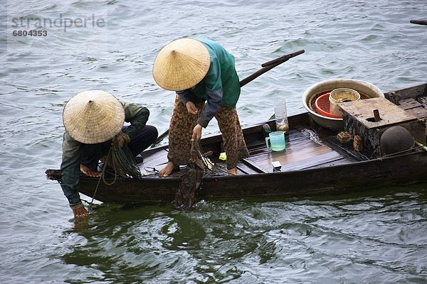 Frau  klein  Boot  angeln  Hoi An  Vietnam