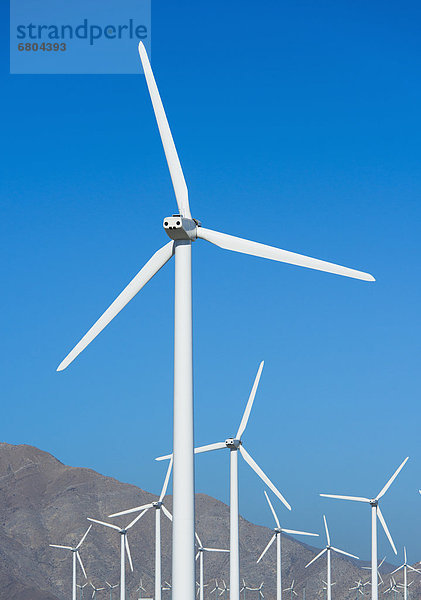 Vereinigte Staaten von Amerika USA Windturbine Windrad Windräder Himmel blau Kalifornien Palm Springs