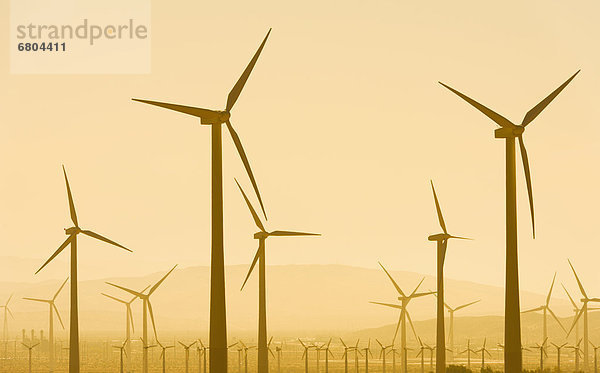 Vereinigte Staaten von Amerika USA Windturbine Windrad Windräder Sonnenuntergang Himmel Kalifornien Palm Springs