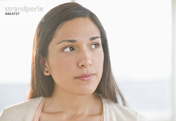 Portrait einer jungen Frau denken