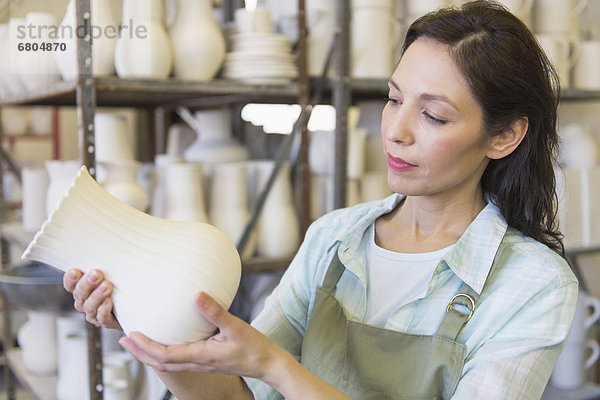 Frau  Lagerhalle  Lager  halten  Blumenvase  Tonstein