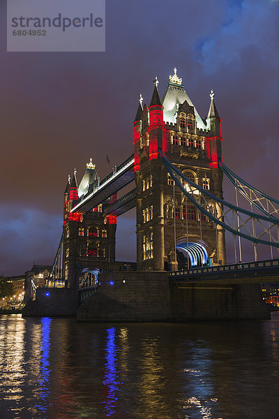 Großbritannien  England  London  Tower Bridge bei Nacht