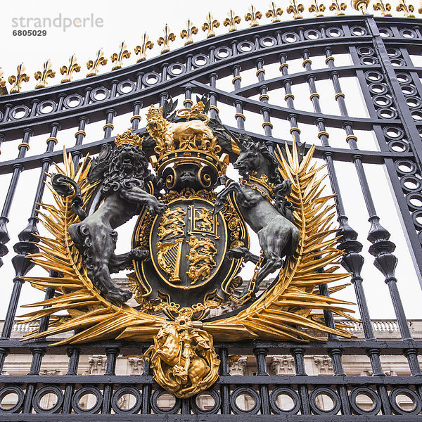 Großbritannien  London  Detail des Tores im Buckingham Palace