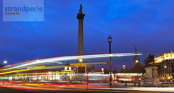 UK  London  Trafalgar Square mit leichten Wanderwegen