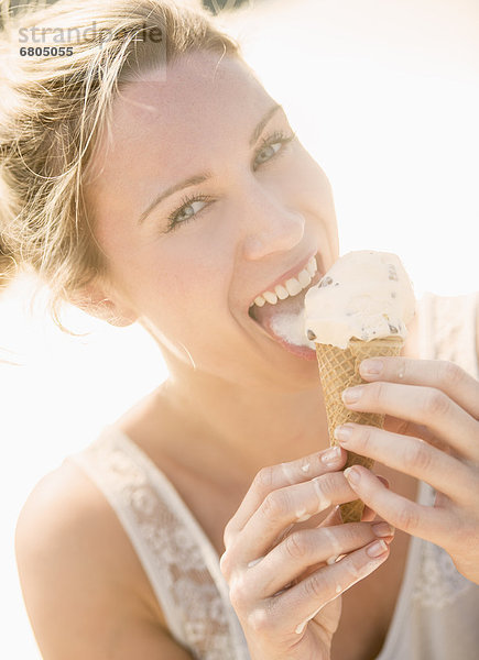 Frau isst ein Eis