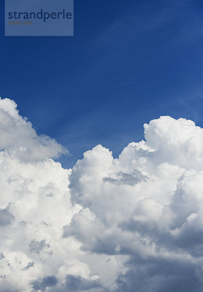 Blauer Himmel mit Wolken