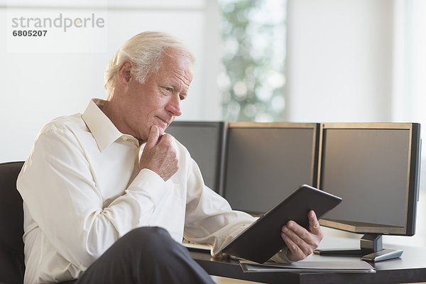Senior  Senioren  benutzen  Mann  Computer  Tablet PC