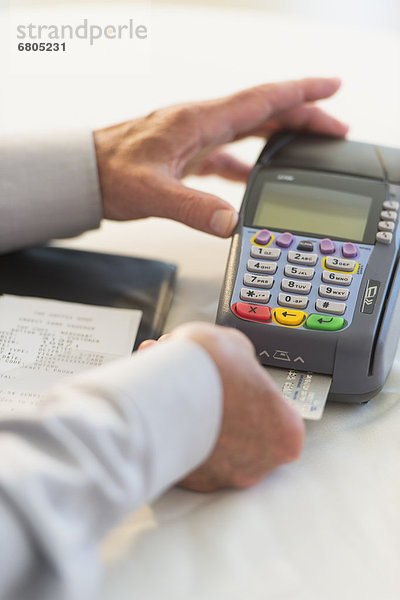 Mann  Maschine  Kredit  einsetzen  Kreditkarte  Karte