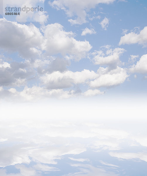 Blauer Himmel und weiße Wolken