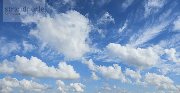 Blauer Himmel und weiße Wolken