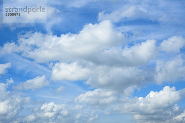 Blauer Himmel und weiße Wolken