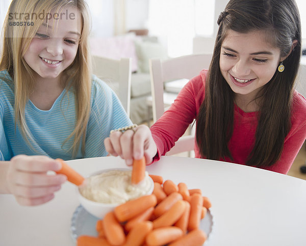 Möhre  2  Mädchen  essen  essend  isst