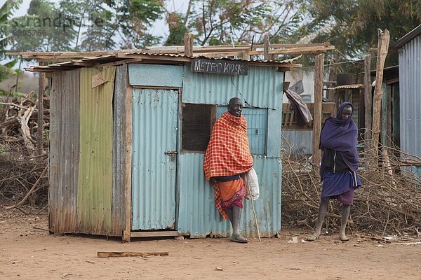 Außenaufnahme  Hütte  Mann  2  Masai  Afrika  Kenia  Zinn