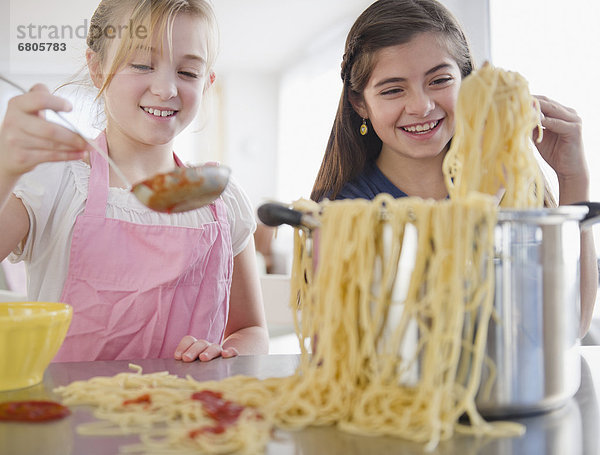 kochen  2  Pasta  Nudel  Mädchen