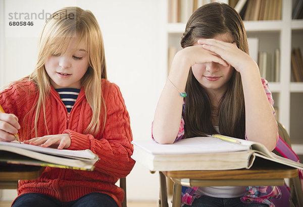 lernen  Klassenzimmer  2  Mädchen