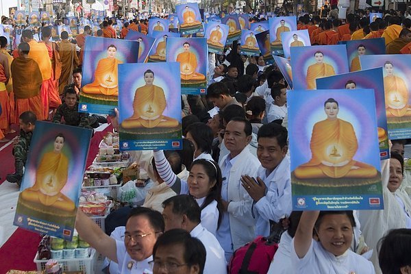 hoch  oben  halten  Zeichen  Buddhismus  Chiang Mai  Menschenmenge  Demonstration  Thailand