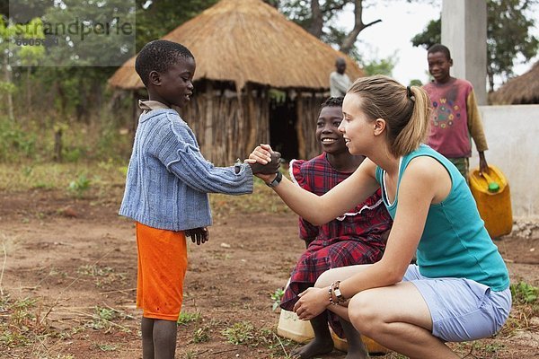 Frau  jung  Afrika  Mosambik  spielen