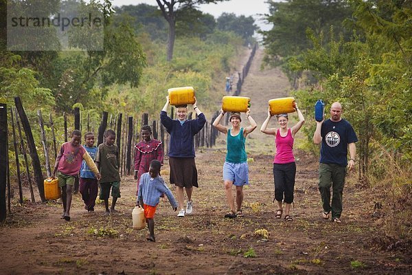 hoch  oben  Wasser  Mensch  Menschen  tragen  Menschengruppe  Menschengruppen  Gruppe  Gruppen  Fernverkehrsstraße  Kanne  Afrika  Mosambik