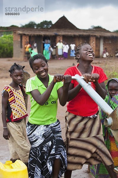 Wasser  Ziehbrunnen  Brunnen  Mädchen  Afrika  Mosambik  aufpumpen