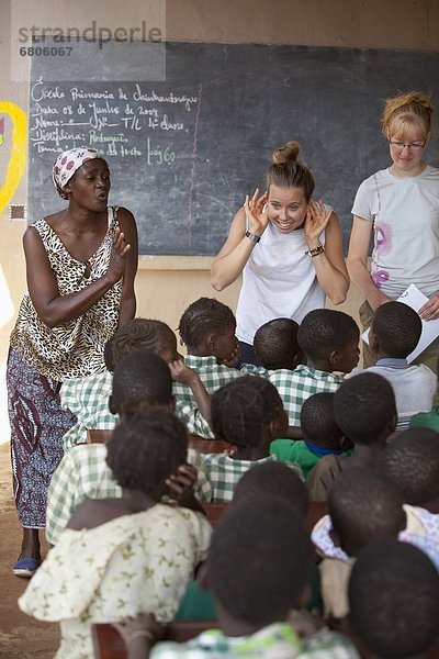 Frau  unterrichten  Klassenzimmer  Sender  Afrika  Mosambik