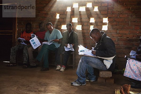 sitzend  Mann  Afrika  Mosambik  vorlesen