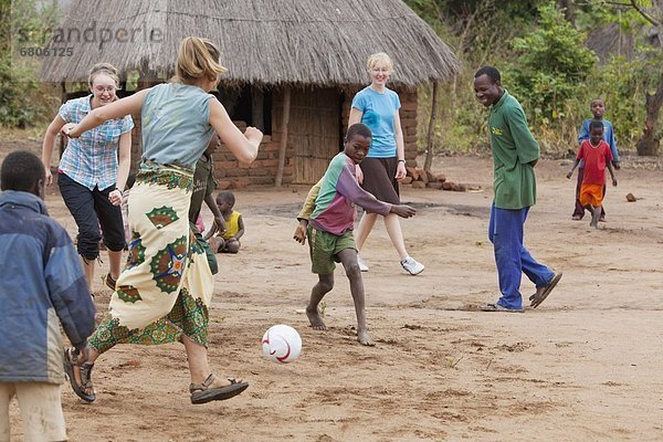 Mensch Menschen Menschengruppe Menschengruppen Gruppe Gruppen treten Ball Spielzeug Afrika Mosambik
