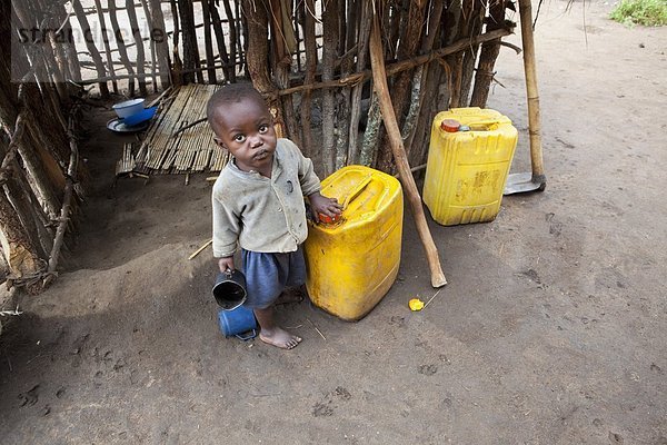 stehend  nebeneinander  neben  Seite an Seite  Wasser  halten  Tasse  Junge - Person  jung  Kanne  Afrika  Mosambik
