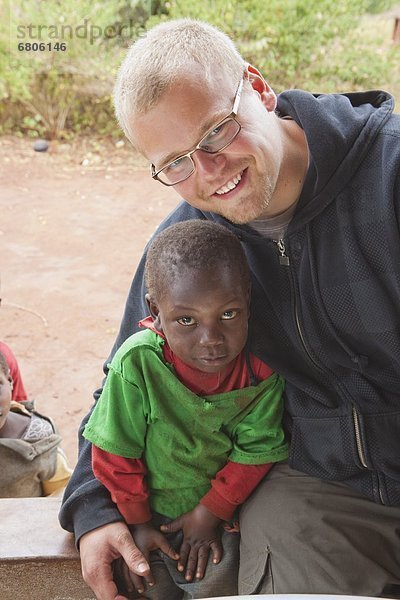 Mann  sitzend  Junge - Person  jung  Afrika  Mosambik