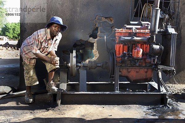 Mais  Zuckermais  Kukuruz  Mühle  Afrika  Motor  schleifen  schleifend  schleift  Mosambik