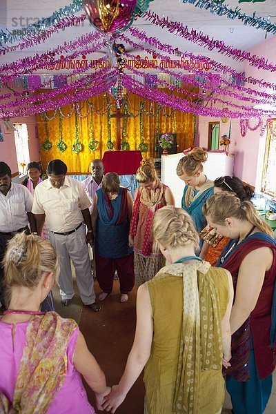 Mensch  Menschen  Menschliche Hand  Menschliche Hände  Menschengruppe  Menschengruppen  Gruppe  Gruppen  halten  Gebet  Kreis  Indien  Tamil Nadu
