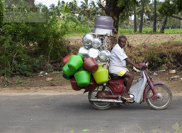 leer  Behälter  Mann  fahren  Fernverkehrsstraße  festgeschnallt  Motorrad  Größe  Indien  Tamil Nadu