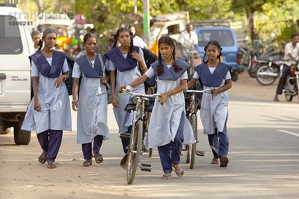 Zusammenhalt  gehen  Straße  Mädchen  Indien  Tamil Nadu