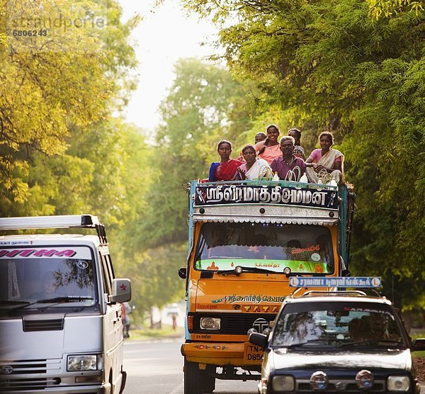 Kleintransporter  Mensch  Menschen  Transport  fahren  hoch  oben  Indien  Tamil Nadu  Lieferwagen
