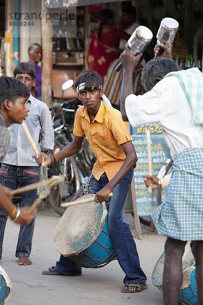 Junge - Person  Straße  Produktion  Musik  Festival  Hinduismus  Indien  Tamil Nadu