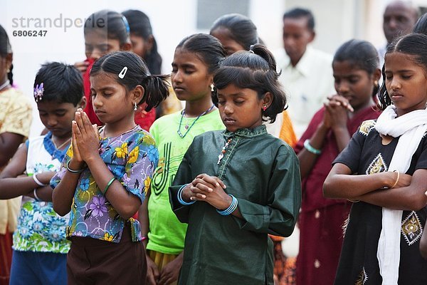stehend  Mann  geschlossen  Hintergrund  Mädchen  Reihe  Indien  Gebet  Tamil Nadu