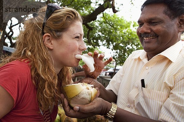 Frau  Mann  Angebot  Fleisch  essen  essend  isst  Kokosnuss  Indien  Karnataka  Mysore