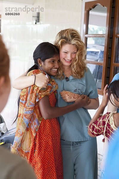 Henna  Mendhi  Frau  streichen  streicht  streichend  anstreichen  anstreichend  2  jung  1  umarmen  Indien  Tamil Nadu