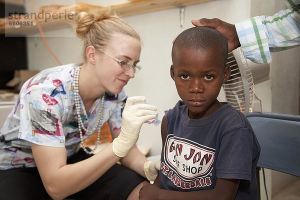 geben  Junge - Person  Impfung  Haiti