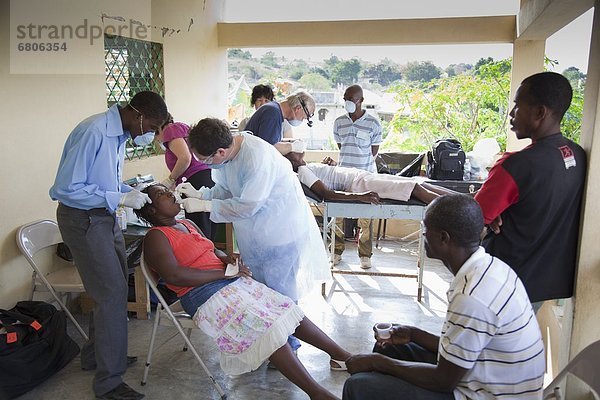 Zahnpflege  Armut  arm  arme  armes  armer  Bedürftigkeit  bedürftig  Mensch  Menschen  Zahnarzt  Ar  Zahnmedizin  Haiti  Hilfe  Freiwilliger